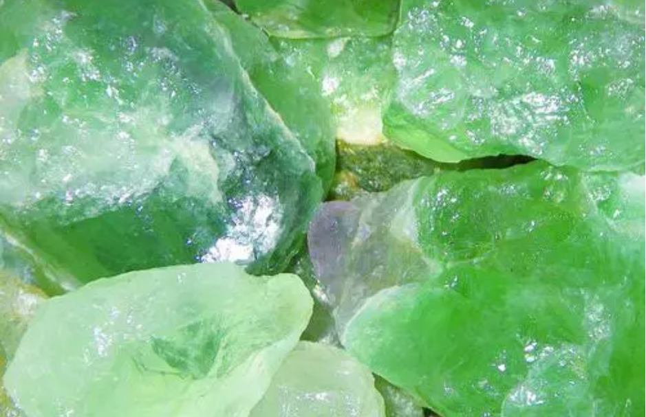 绿色的石头是什么矿石（绿到发黑就是墨翠）